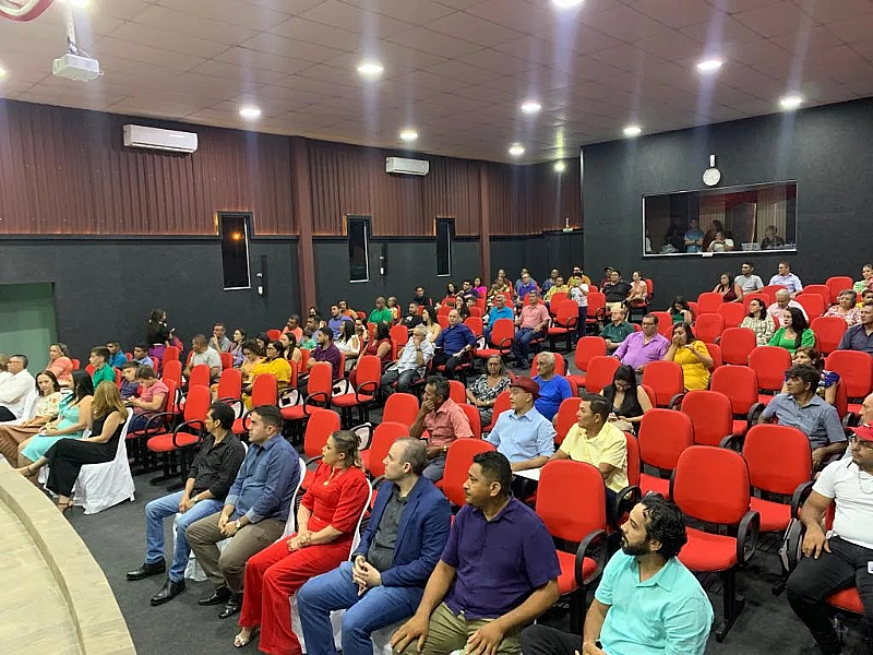 O CINE TEATRO FOI PALCO DE UMA SOLENIDADE EMOCIONANTE REALIZADA PELA CÂMARA MUNICIPAL.