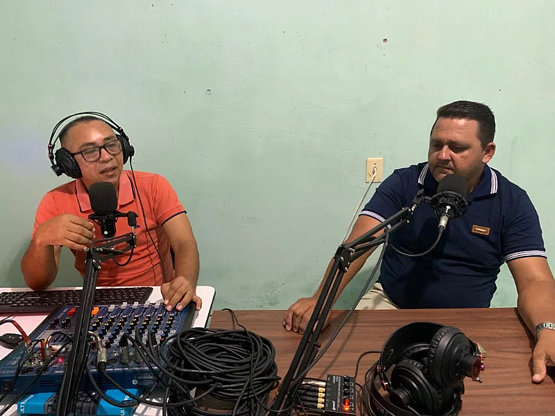 PRESIDENTE DA CÂMARA MUNICIPAL JURANDIR PONTES ESTEVE PARTICIPANDO DE UMA ENTREVISTA DA RÁDIO.